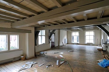<p>Overzicht van de verdieping van het voorhuis van Papenstraat 9 in de richting van de voorgevel. </p>
